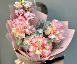 Букет «Лавандовые кружева🎀💕» с французской розой, лавандой, эустомой, кустовой хризантемой