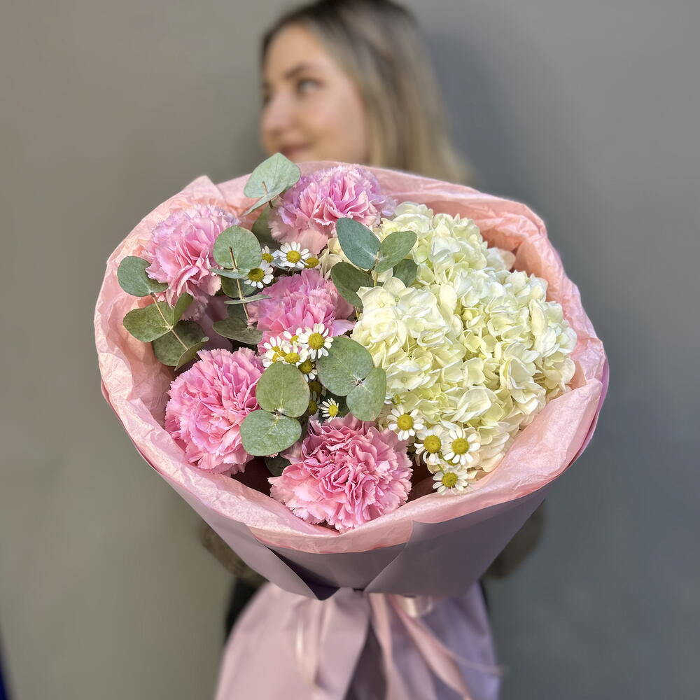 Букет «Такая родная» 💕🤍 с гортензией, ромашкой, диантусами и эвкалиптом